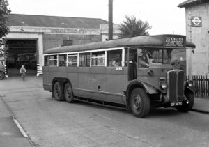 "Scooter" LT1139 outside Sutton garage (note Ds, ST, RTL and a T), 1953 © Fred Ivey