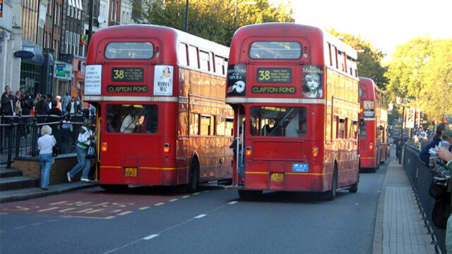RMLs 2571, 2528 at Islington ~ 27 October 2005 [Peter Osborn]