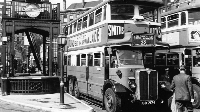 LT491 [GO 7174]; Victoria Station forecourt [Fred Ivey]
