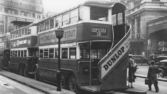 LT118 [GH 3860]; Victoria Station forecourt [Fred Ivey]