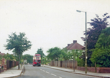 An RT comes along Edgebury approaching Green Lane [Nigel Eadon-Clarke]