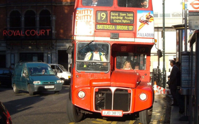RML2387 in Sloane Square; 16 April 2004 [Peter Osborn]