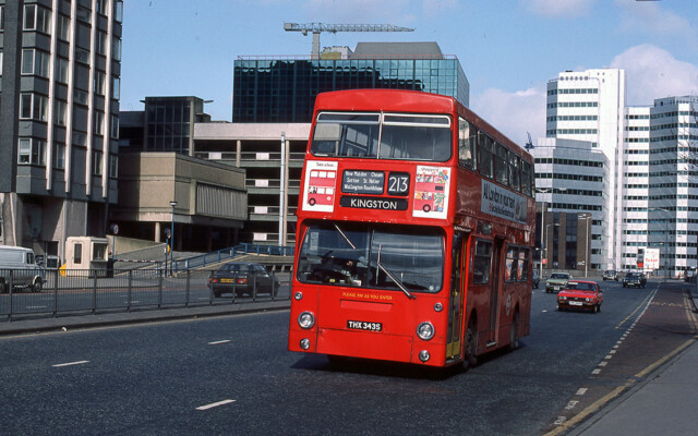 DMS2343 in Wellesley Road, Croydon © David Bowker DMS2343 in Wellesley Road, Croydon © David Bowker